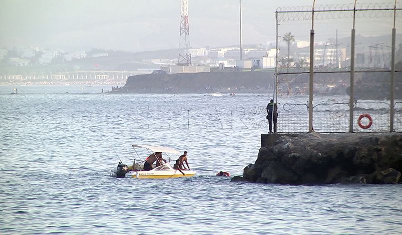  لتخفيف الضغط على سبتة.. المغرب يُوافق على استقبال المهاجرين الذين تسللوا إلى المدينة سباحة 
