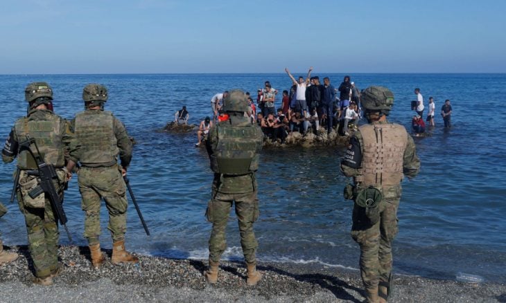 الداخلية الإسبانية ترد على حزب "فوكس": توقف عمليات إعادة المهاجرين غير النظاميين من سبتة لا يتحمل مسؤوليته المغرب