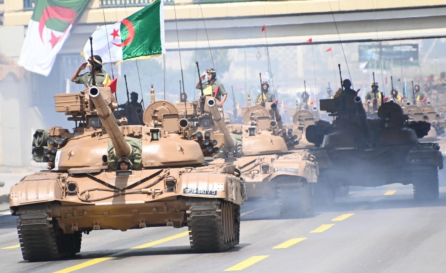  وسط التوترات الإقليمية وتأزم العلاقات بينهما.. إنفاق الجزائر عسكريا يرتفع بصفة غير مسبوقة في تاريخ البلاد مقابل انخفاض الانفاق العسكرية للمغرب 