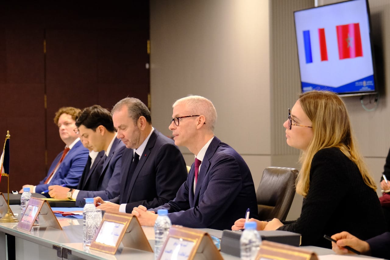  العلاقات المغربية الفرنسية.. هل تحاول فرنسا "المراوغة" في ملف الصحراء عبر بوابة تعزيز العلاقات الاقتصادية مع الرباط؟ 