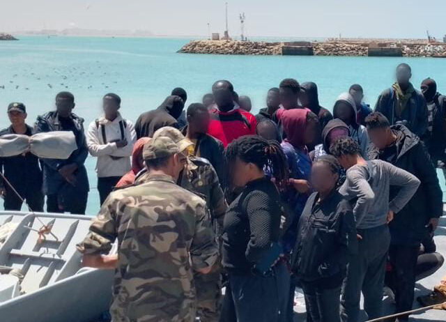 القوات المسلحة المغربية تنقذ 131 مهاجر غير نظامي قبالة العيون