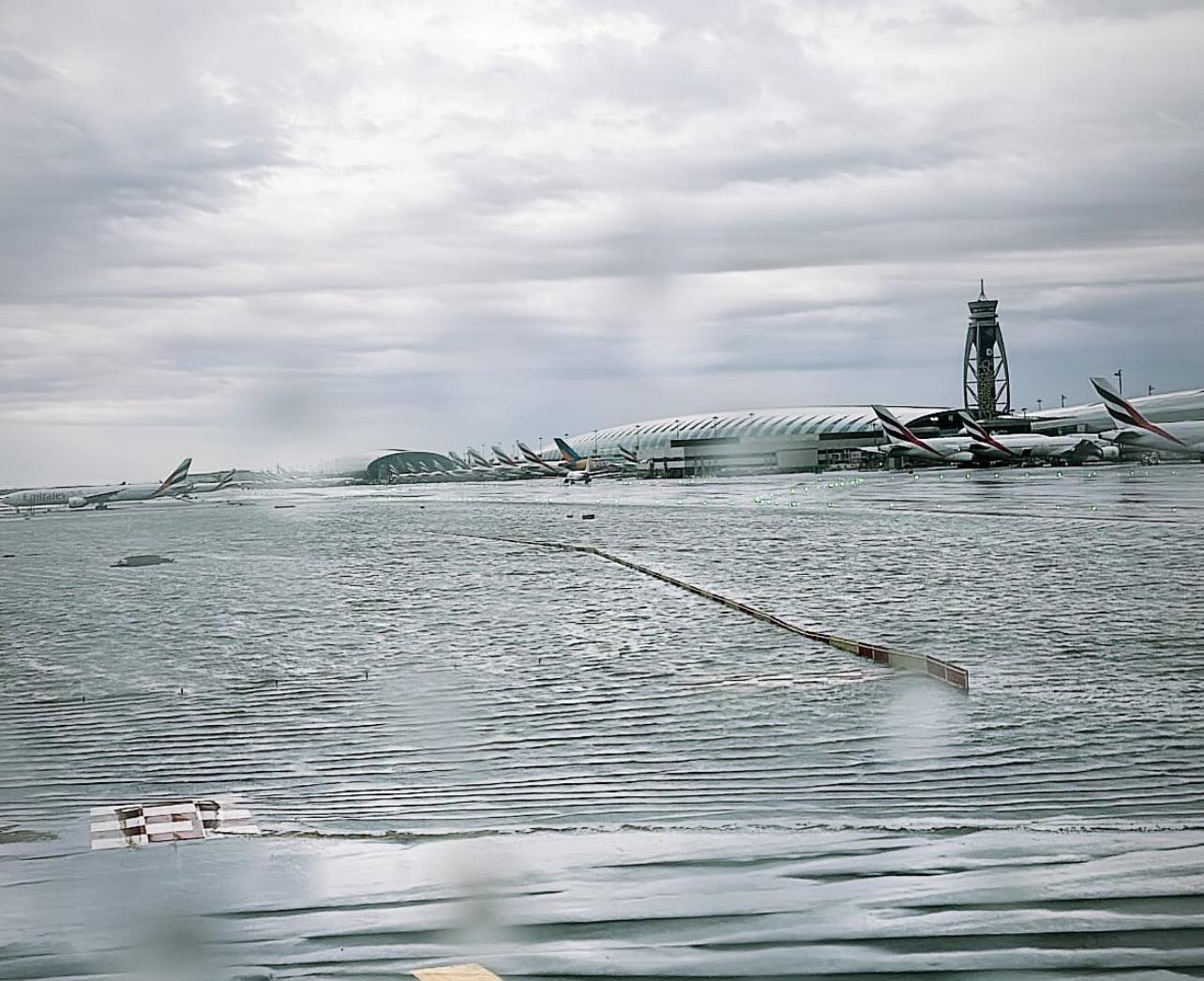 دبي "تغرق" وتوقف شبه تام لحركة الطيران عبر مطارها الدولي