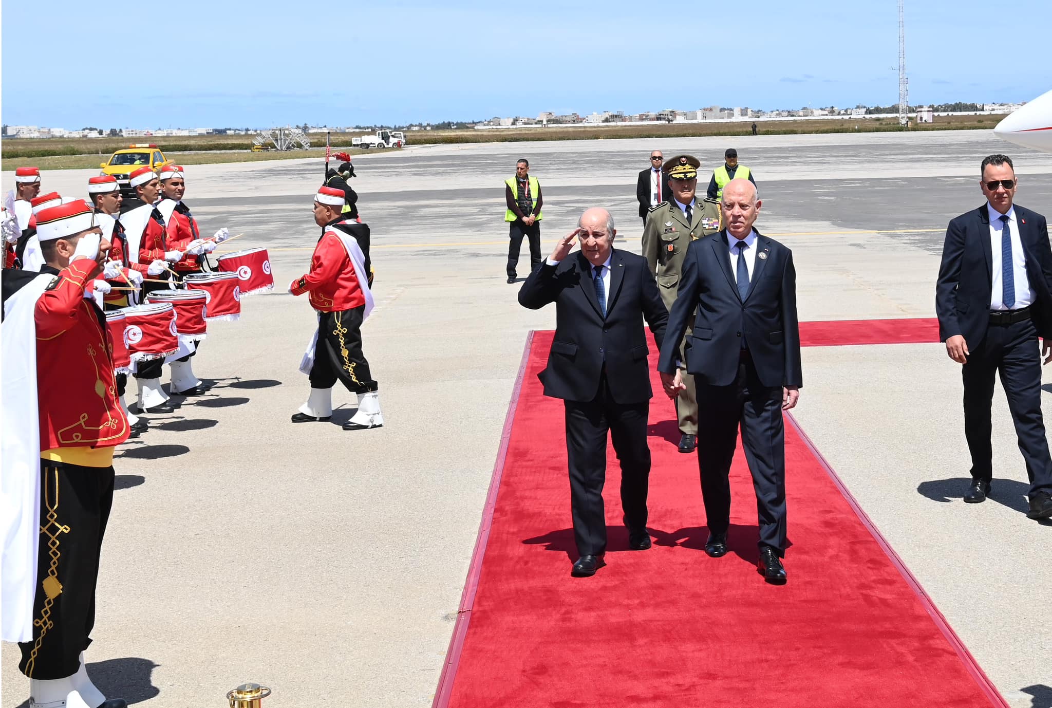 طالبوا تونس بالنأي بنفسها.. سياسيون تونسيون يرفضون رغبة الجزائر في "وأد" اتحاد المغرب العربي عبر تكتل ثلاثي