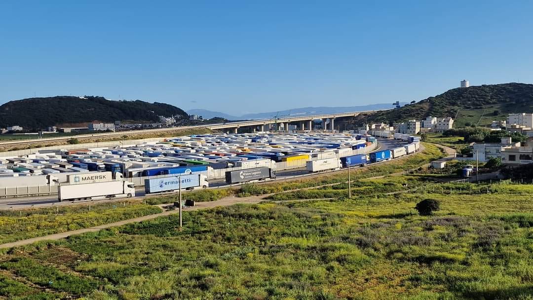  طوابير طويلة من الشاحنات تصطف خارج ميناء طنجة المتوسطي بسبب تكثيف عمليات التفتيش إثر فضيحة تسلل 25 طنا من المخدرات إلى إسبانيا 