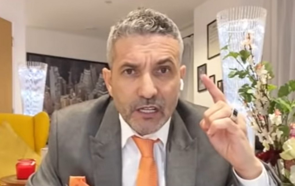 الشرطة الفرنسية تعتقل إعلاميا جزائريا بسبب تخطيطه مع مخابرات بلاده لجرائم واغتيالات لمعارضين ليتم إلصاقها بالمغرب