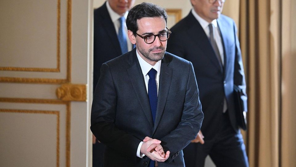 الجزائر تتحدث عن زيارة قريبة لسيجورني.. هل هي خطوة لكبح التقارب المتسارع بين الرباط وباريس؟