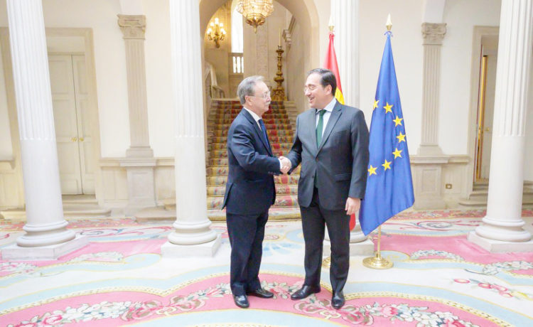 افتتاج الجمارك التجارية بسبتة.. وزير الخارجية الإسباني يُؤكد لرئيس سبتة التزام المغرب بخارطة الطريق