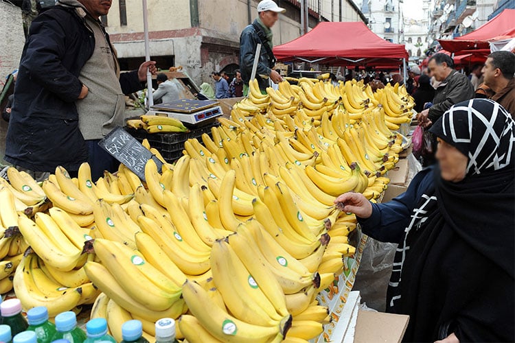 أزمة ندرة الموز وغلاء أسعاره بالجزائر تدفع السلطات إلى التلويح بمعاقبة التجار وتفعيل قانون المضاربة