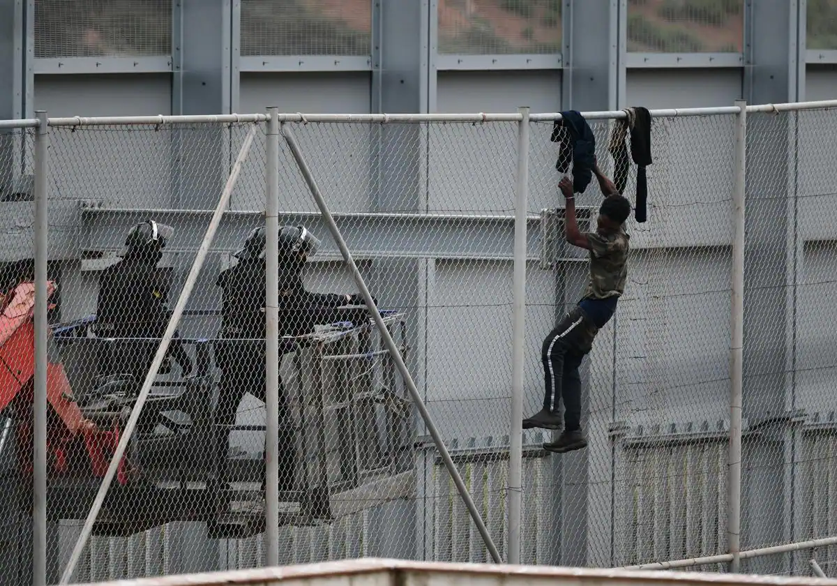 التنسيق بين الأمن المغربي والإسباني يمنع واحدة من أكبر محاولات التسلل إلى مدينة سبتة المحتلة لمهاجرين أفارقة من جنوب الصحراء