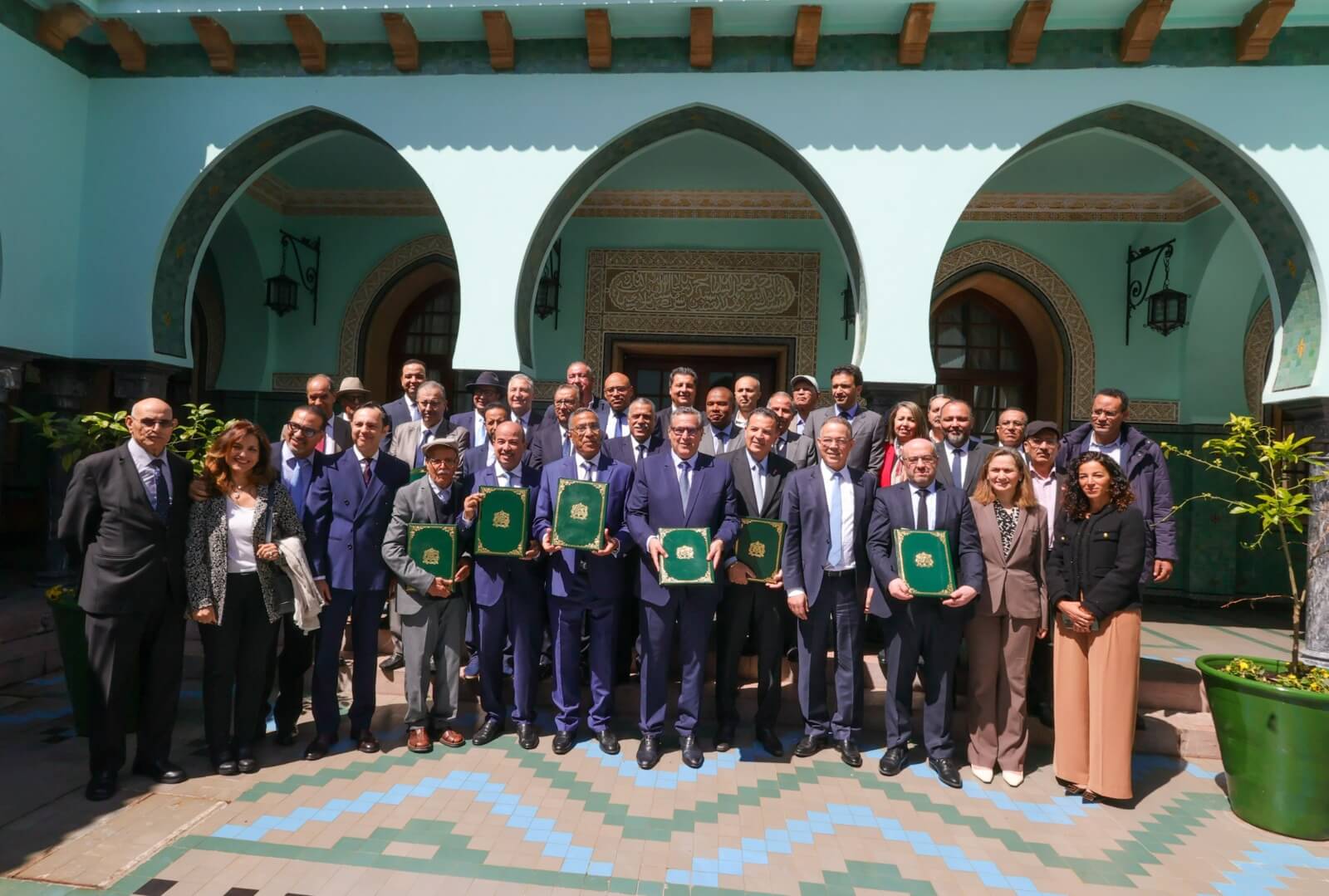 اتفاق بين الحكومة والمركزيات النقابية لزيادة عامة في أجور العاملين بالقطاع العام بمبلغ 1000 درهم صافية شهريا