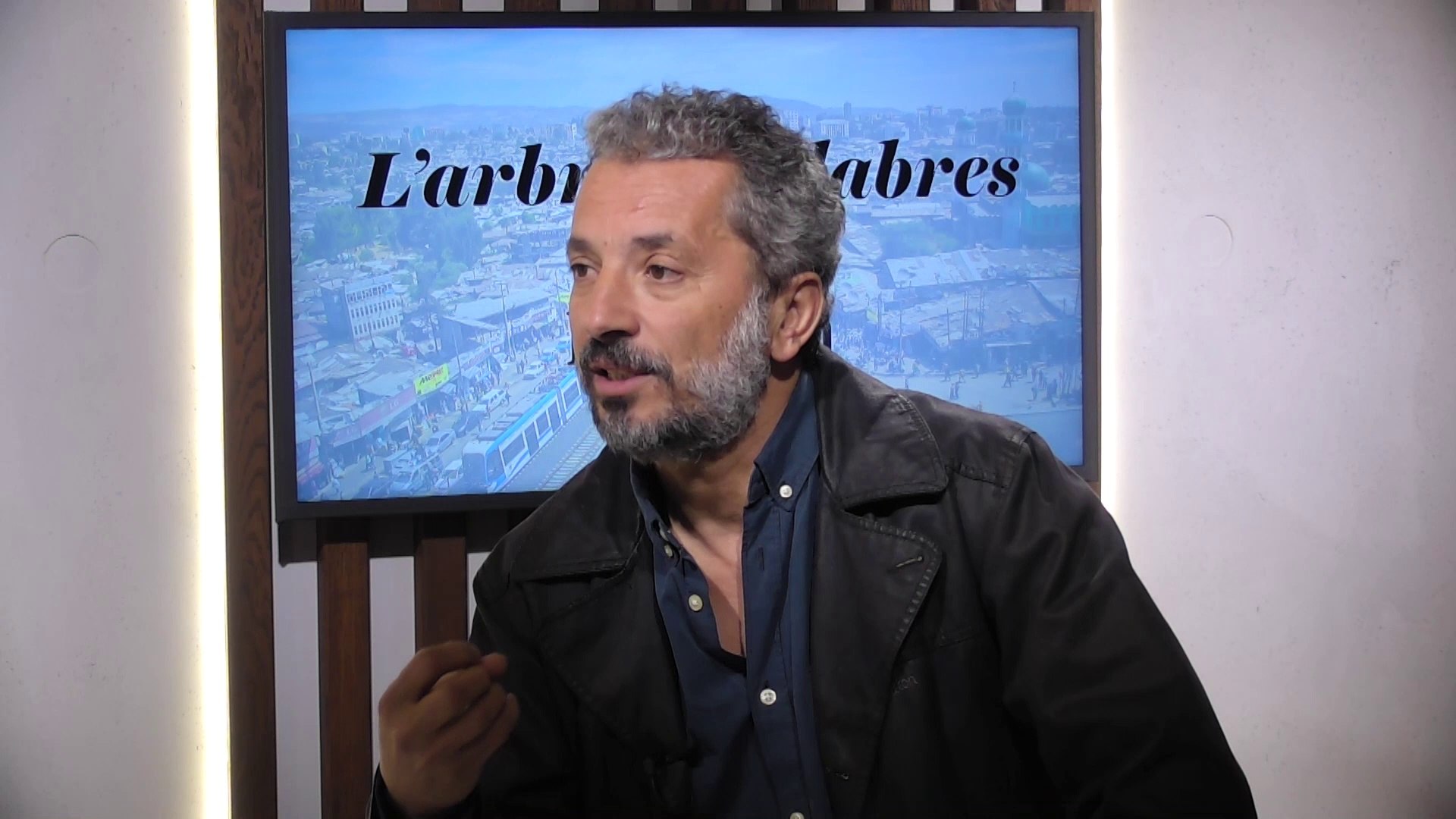 السلطات الجزائرية تحقق مع صحافي جزائري يعمل بمجلة "جون أفريك" الفرنسية لمدة 11 ساعة وتمنعه من دخول البلاد