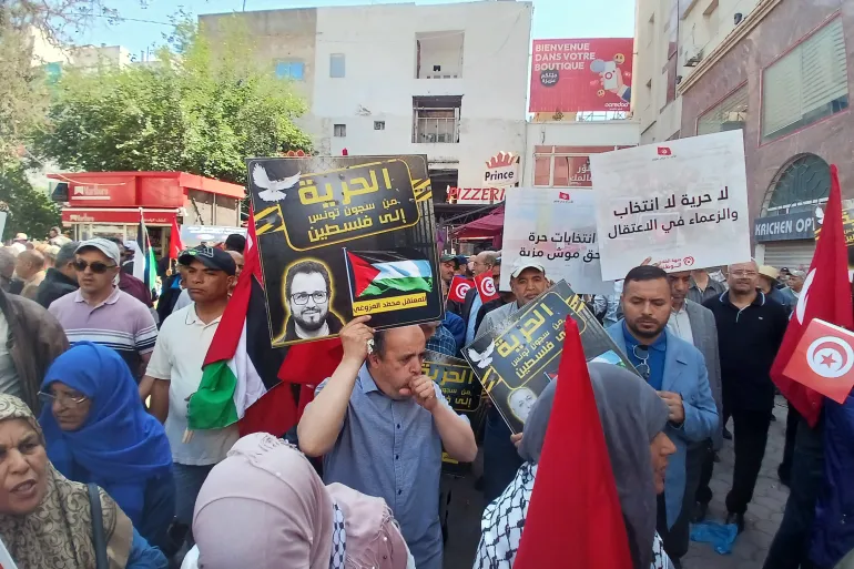 معارضون تونسيون يحتجون للمطالبة بموعد انتخابات رئاسية وإطلاق السجناء