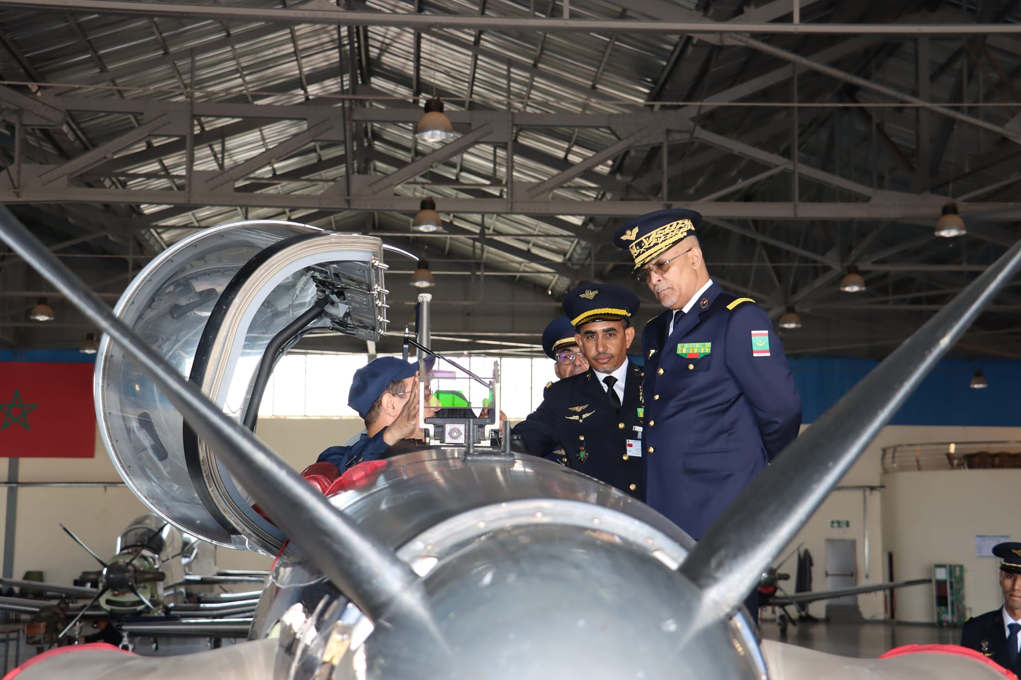 منها نُفذت عمليات ميدانية ضد مسلحي البوليساريو.. قيادات من الجيش الموريتاني تزور القاعدة الجوية المغربية في ابن جرير