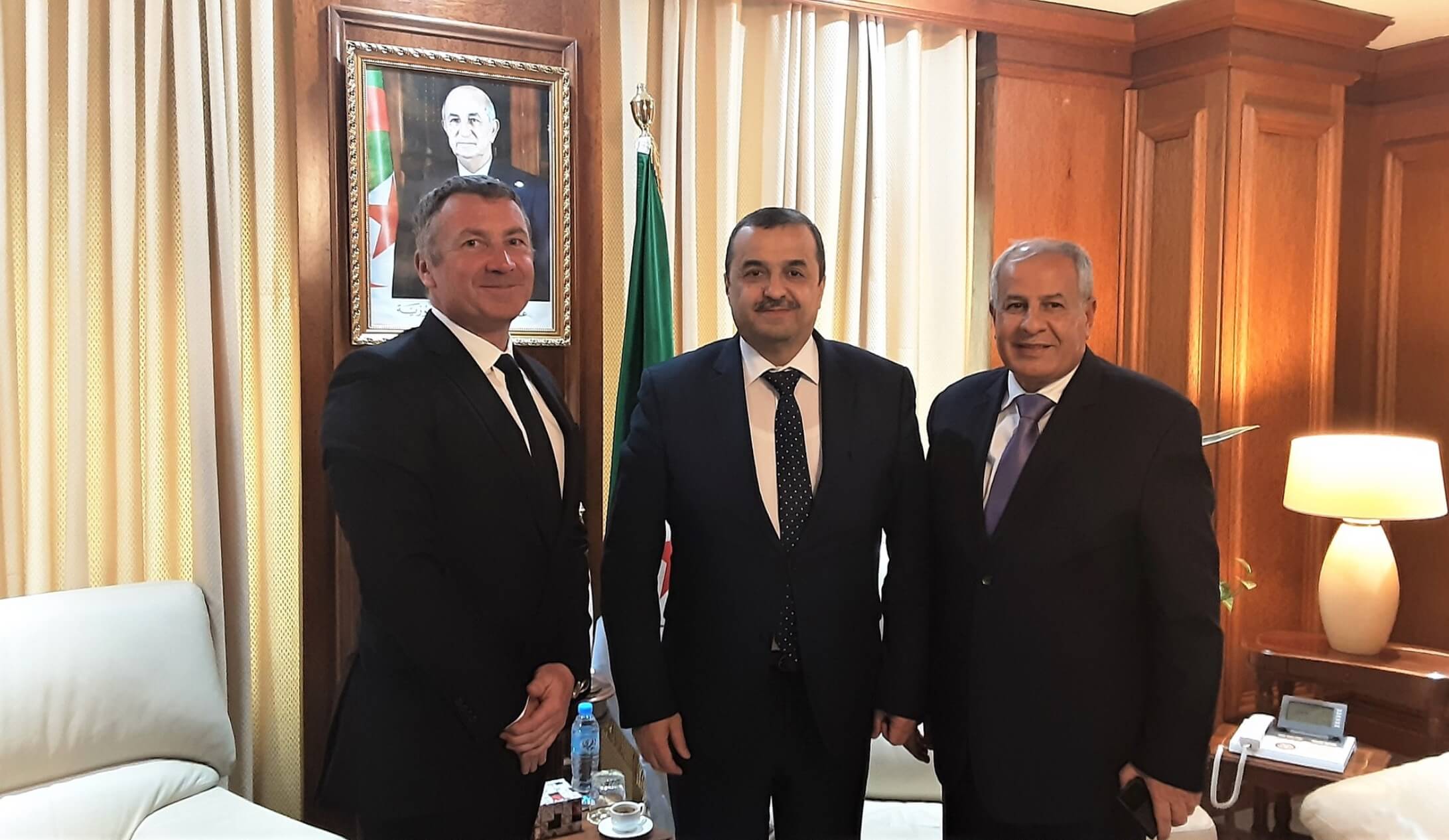  من أجل الحصول على مكاسب سياسية في قضية الصحراء.. الجزائر تتيح لإيكسون موبيل الأمريكية التنقيب عن النفط بأراضيها وتصديره 