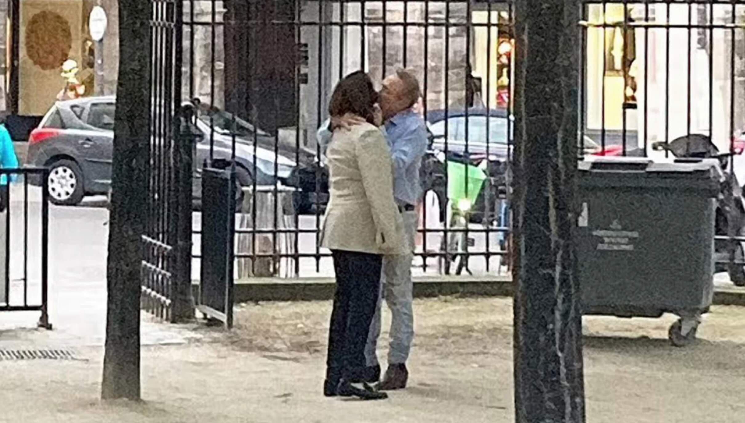 صحيفة أسترالية تنشر صورة "حميمية" التقطت في باريس قالت إنها لوزيرة الانتقال الطاقي المغربية رفقة الملياردير فورست الذي سبق أن استقبلته الوزيرة في الرباط