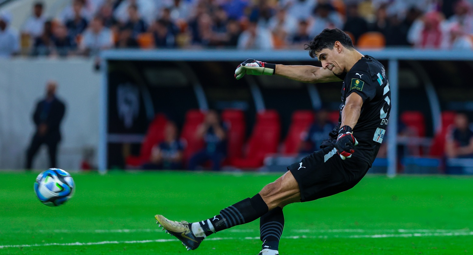  بونو يهزم كريستيانو رونالدو ويقود الهلال للفوز بلقب كأس الملك 