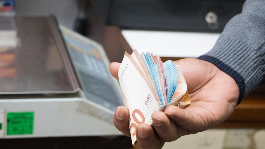 تحويلات المغاربة المقيمين بالخارج بلغت مليار و700 مليون دولار عند متم مارس 2024