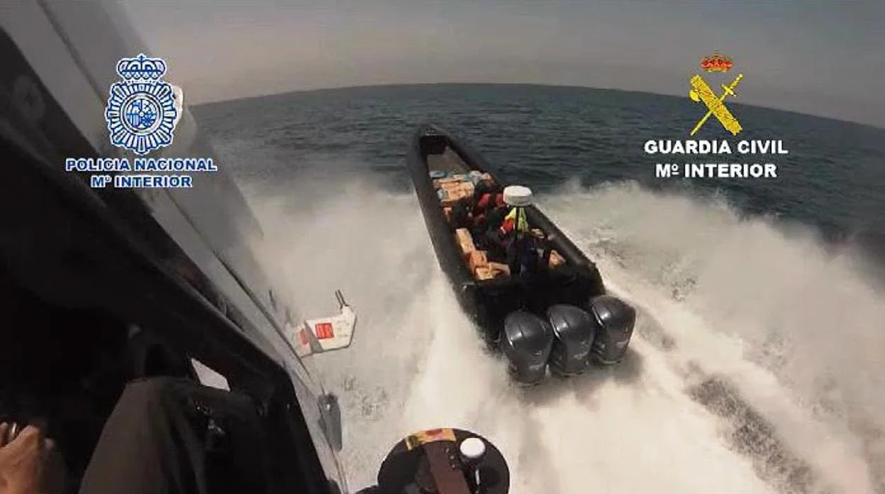  بعد اعتقال ستة في مطارة هوليودية بميناء "باربات".. إسبانيا تطلب التعاون مع المغرب لإلقاء القبض على تاجر مخدّرات فرّ إلى المملكة بعدما تسبب في مقتل ضابطين 