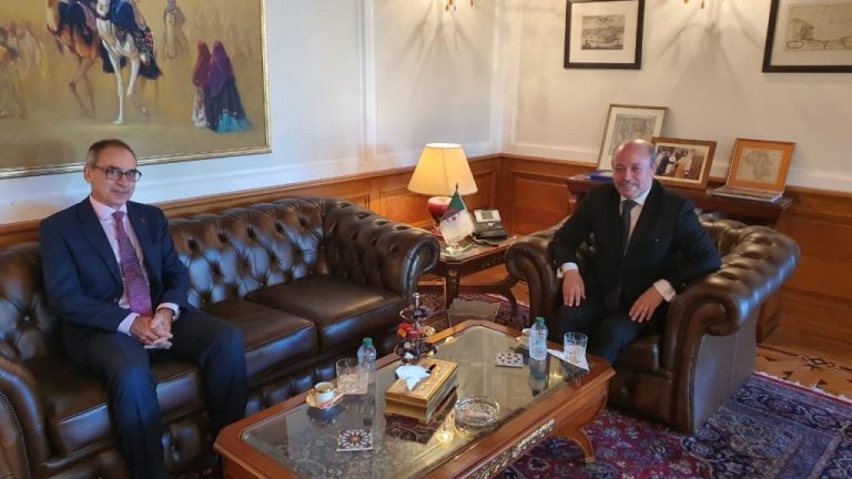 قبل فضح معارضته اعترافَ بلاده بمغربية الصحراء.. السفير البريطاني بالرباط اجتمع نظيره الجزائري قبل أن يسلم أوراق اعتماده للملك!