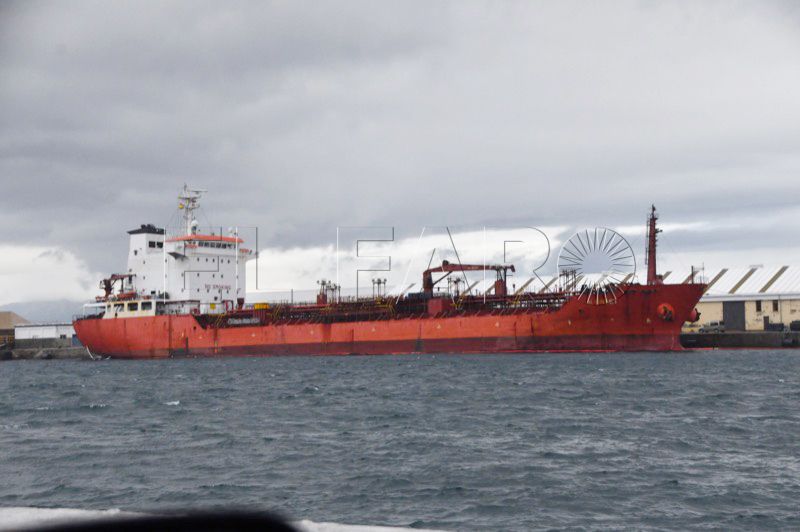  كاد أن يتحول إلى كارثة بيئية بالسواحل المغربية.. شرخ في خزانات سفينة يتسبب في تسرب 25 ألف لتر من الوقود بمياه سبتة 