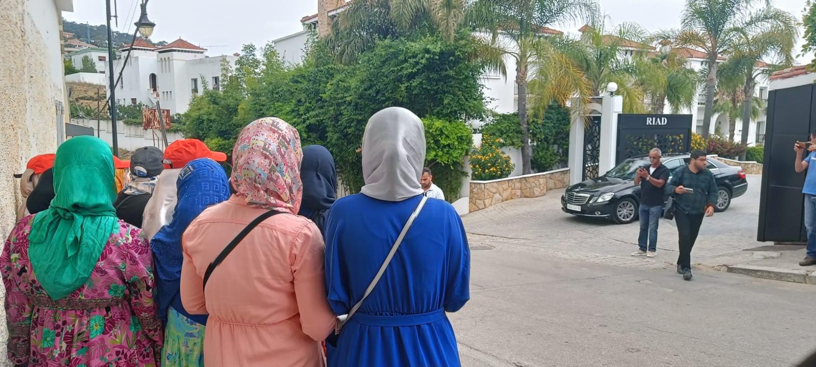  ينتمي لحزب وزير التشغيل.. احتجاجات أمام فيلا برلماني بطنجة بسبب أجور لا تتعدى 2000 درهم في معمل يصنع ملابس عسكرية 