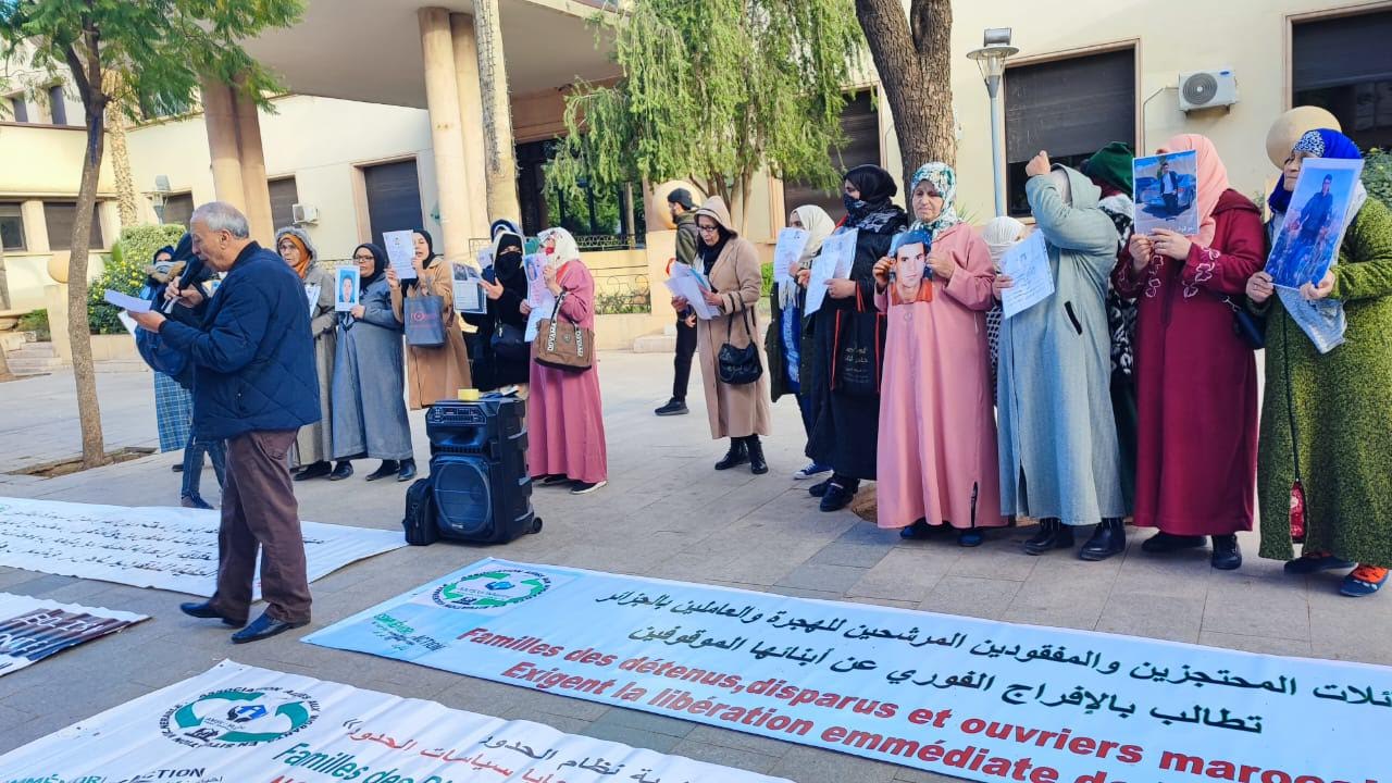 عائلات وأسر الشباب المغاربة المحتجزين في الجزائر تحتج أمام وزارة الخارجية وتدعو بوريطة لإحقاق العدالة بمتابعة الجناة وإنصاف العائلات