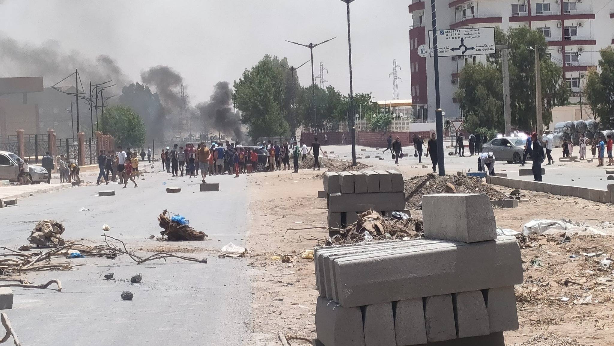  بسبب أزمة العطش.. الاحتجاجات متواصلة في الغرب الجزائري والمخاوف تتصاعد في "قصر المرادية" من عودة الاحتقان الاجتماعي تزامنا مع الانتخابات الرئاسية 