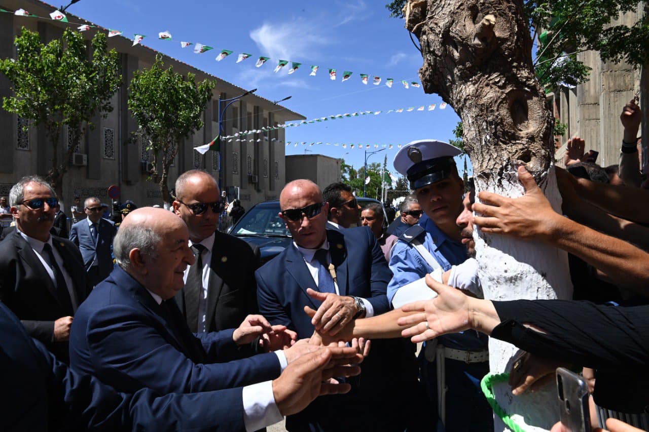 الداخلية لجأت للصهاريج كحل مؤقت.. أزمة العطش تضرب شمال الجزائر قُبيل زيارة تبون إلى المنطقة للإعلان عن ترشحه للانتخابات الرئاسية