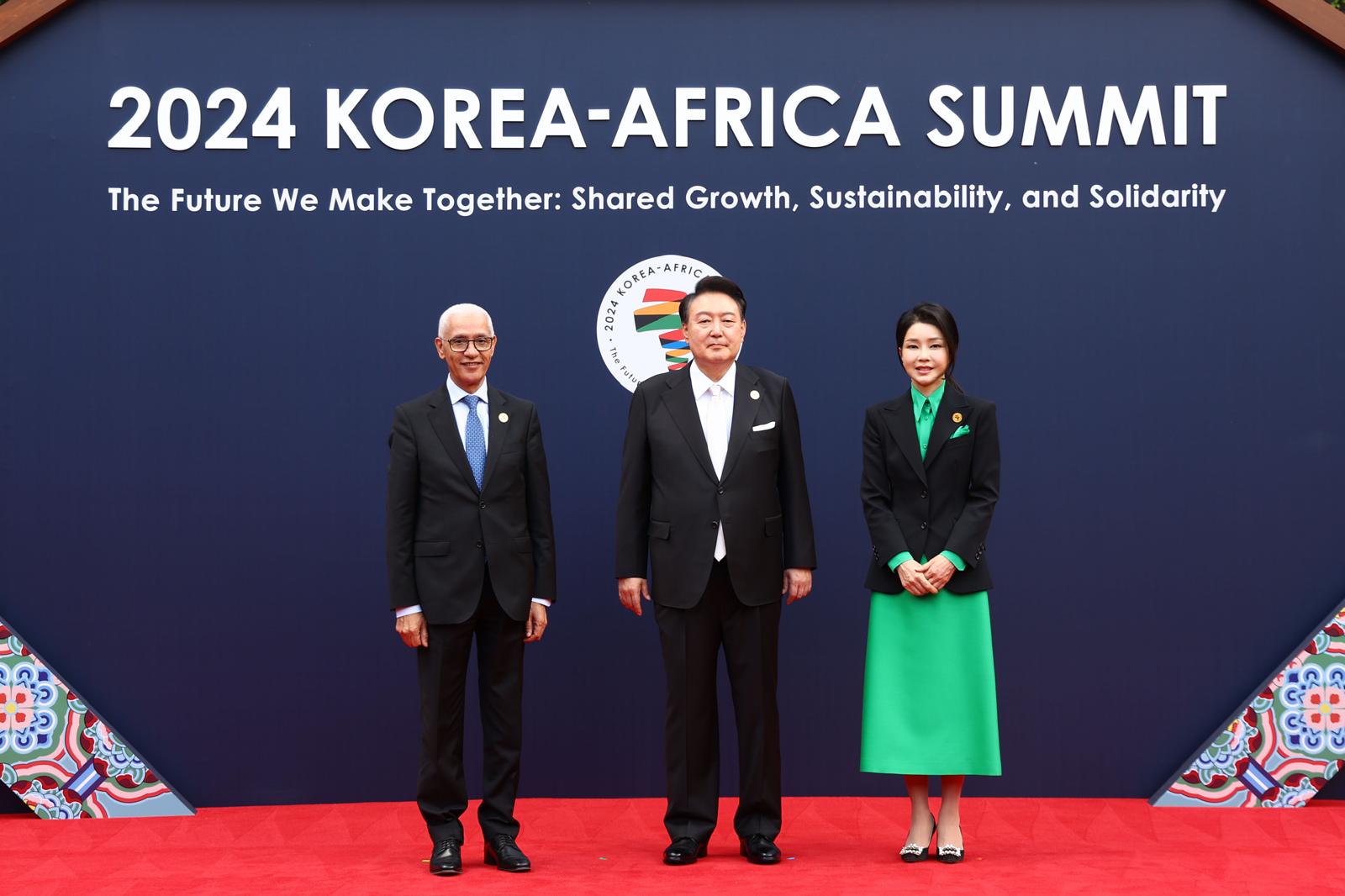  الطالبي العالمي يمثل الملك في حفل استقبال بكوريا الجنوبية أقامه رئيس البلاد 