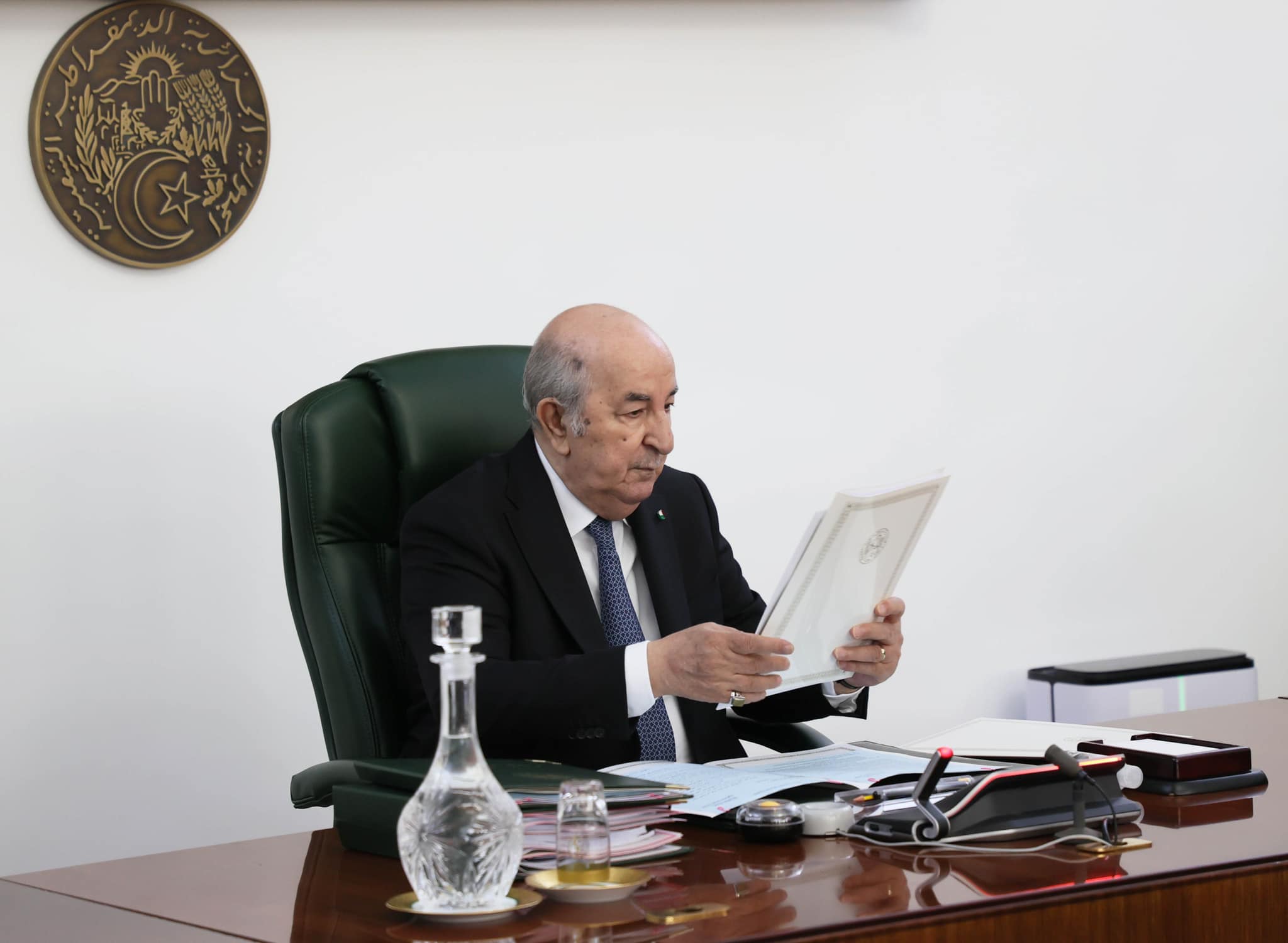 5 منهم في القبائل المنادية بالانفصال.. تبون يغير رؤساء الأمن في 18 ولاية ومسؤولين في المخابرات قبل جولته لحشد الدعم في الانتخابات الرئاسية