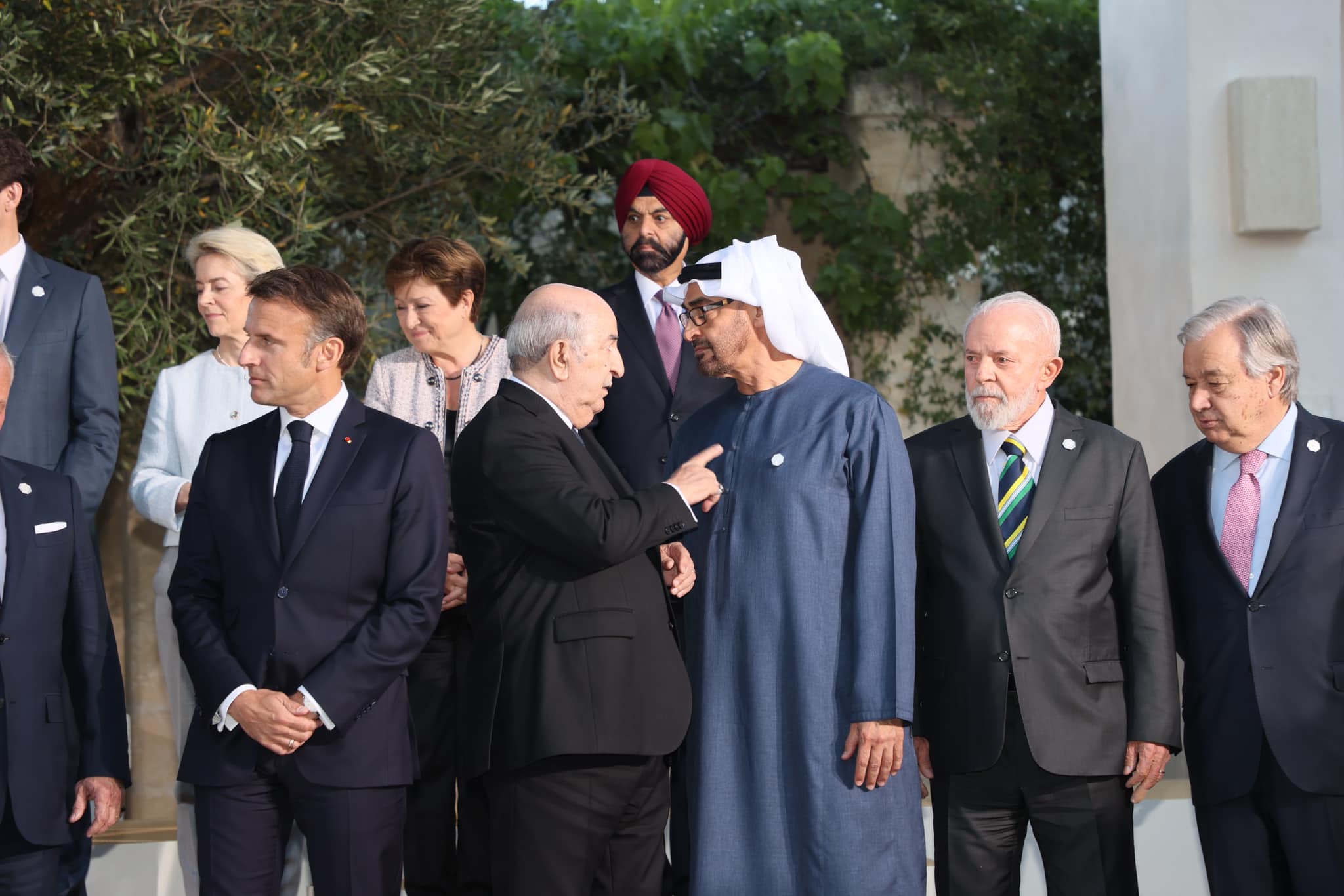  ما قبل حديث تبون وابن زايد في إيطاليا.. الرئيس الجزائري خرق البروتوكول وأخذ مكان حاكم الإمارات ليلتقط صورته بجانب ماكرون 