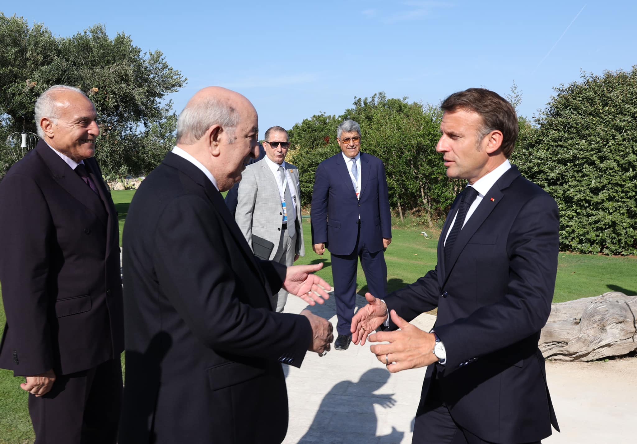 قُبَلٌ وعناق ويدٌ في يد وضربةٌ غاضبة لوزير الخارجية.. مبالغة تبون في التودد إلى ماكرون تضع سلامته العقلية محلَّ شك!