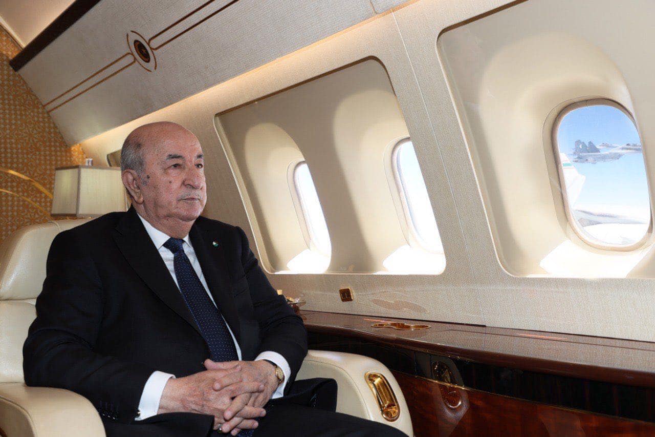 لقاء "اللحظة الأخيرة" بين تبّون وماكرون يعمّق الشرخ بين "قصر المرادية" والجيش الجزائري.. فهل يطيح شنقريحة بتبون من سباق الانتخابات الرئاسية؟