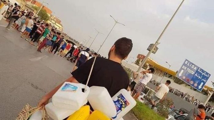 نظموا مظاهرات قطعت الشوارع وأضرمت النيران.. جزائريون بدون ماء في عيد الأضحى على بُعد 280 كيلومترا من قصر المرادية