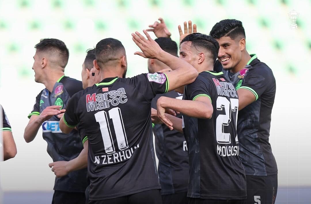  الرجاء البيضاوي يتوج بلقب البطولة "الاحترافية" بفوز عريض على مولودية وجدة بثلاثة أهداف لصفر 