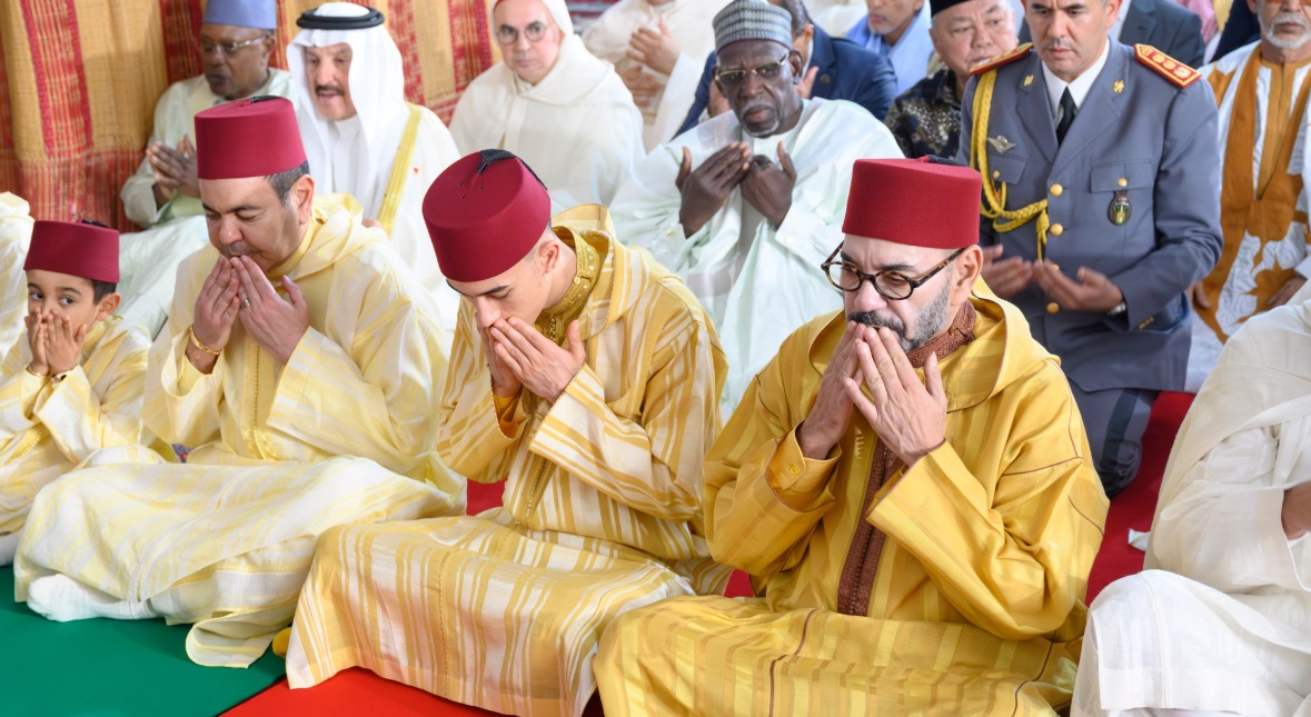 الملك محمد السادس يؤدي صلاة عيد الأضحى بمسجد الحسن الثاني بتطوان