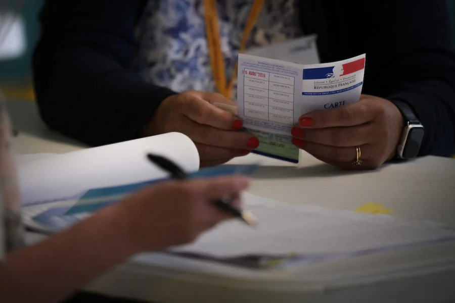  الفرنسيون يتوجهون إلى صناديق الاقتراع برسم الجولة الأولى من الانتخابات التشريعية المبكرة 