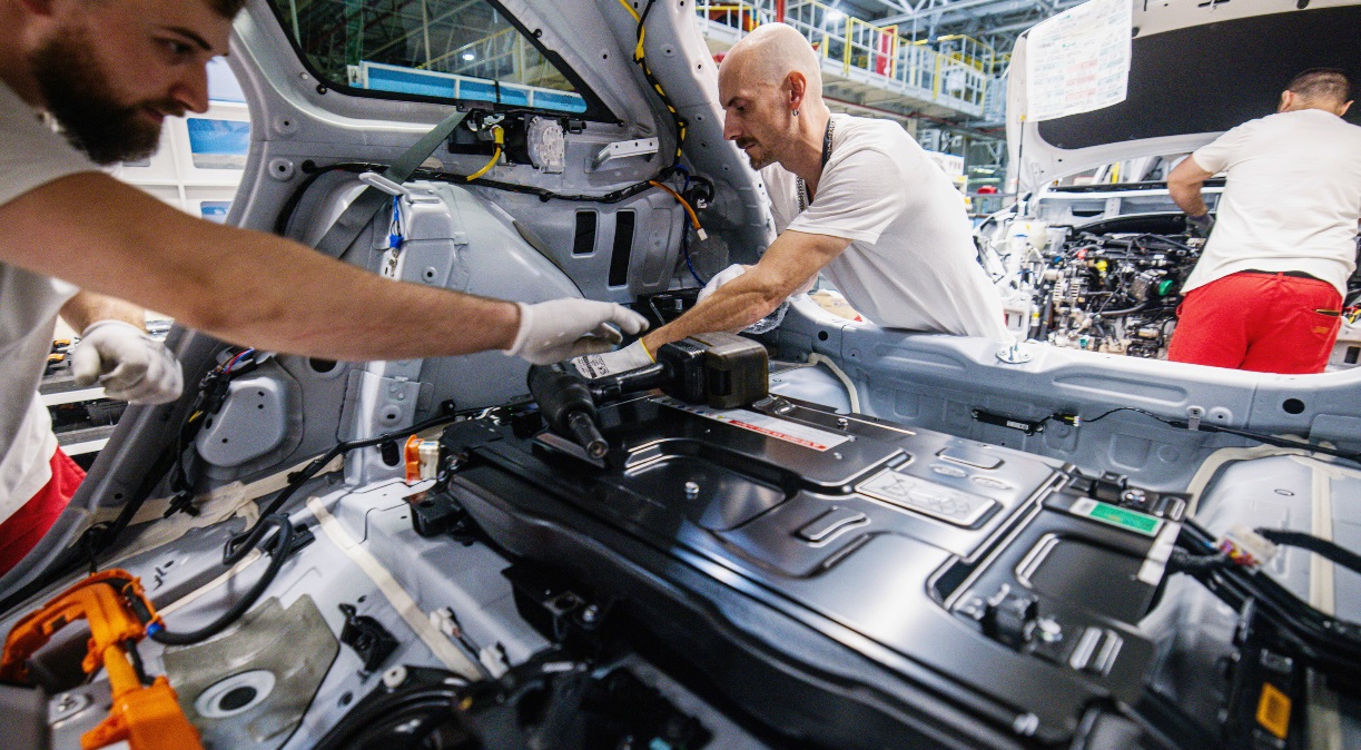 مسؤول بشركة "فولكس فاغن": أوروبا لا تمتلك سلسلة توريد خاصة بها في صناعة البطاريات الكهربائية والاعتماد سيكون على المغرب