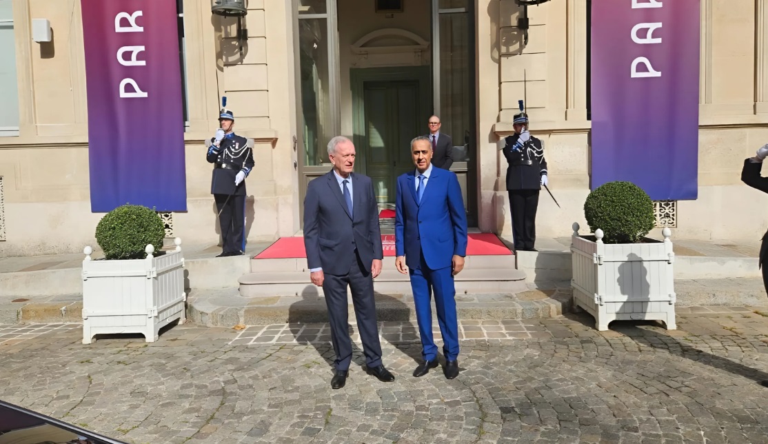  حموشي يُجْرِي مباحثات مع مسؤولين أمنيين بفرنسا ويُوَشَّحُ بميدالية الشرف الذهبية 