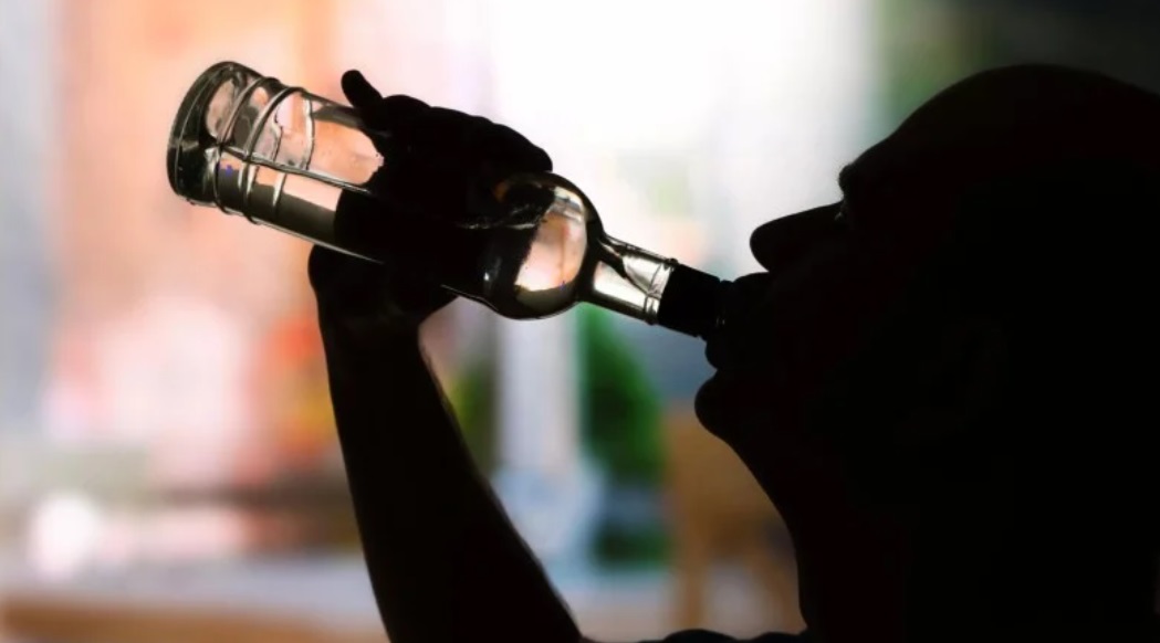 من القصر الكبير إلى علال التازي.. هل فشلت حكومةٌ تنال أكثر من ملياري درهم من ضرائب الخمور في محاصرة "الماحيا" القاتل؟