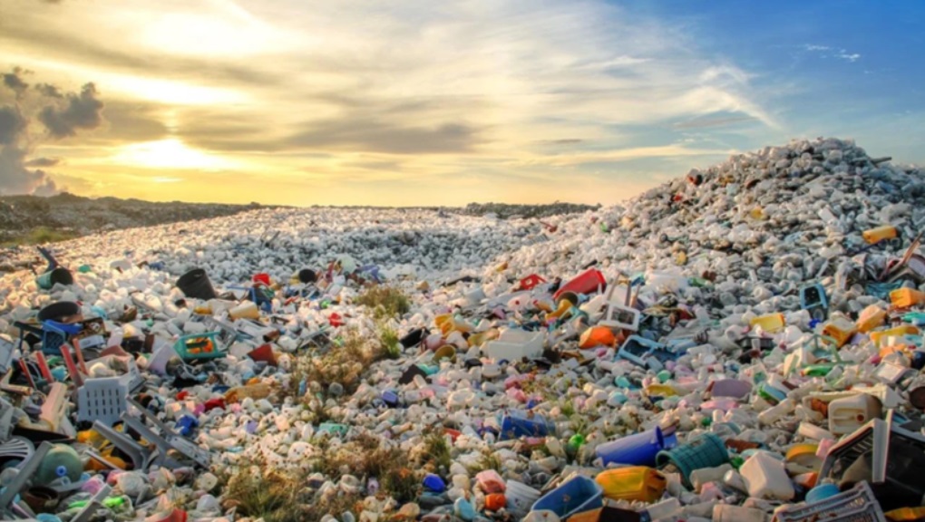 علماء روس يبتكرون تقنية جديدة لاستخلاص النفط من النفايات البلاستيكية