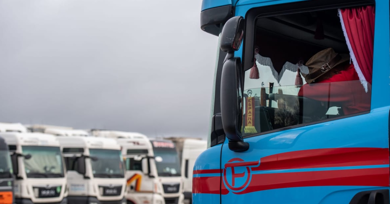  الحكومة الإسبانية تؤشّر رسميا على قرار استقبال 26 ألف سائق مغربي للشاحنات والحافلات للعمل في البلاد دون تغيير رخصهم أو الحاجة لاختبار نظري 