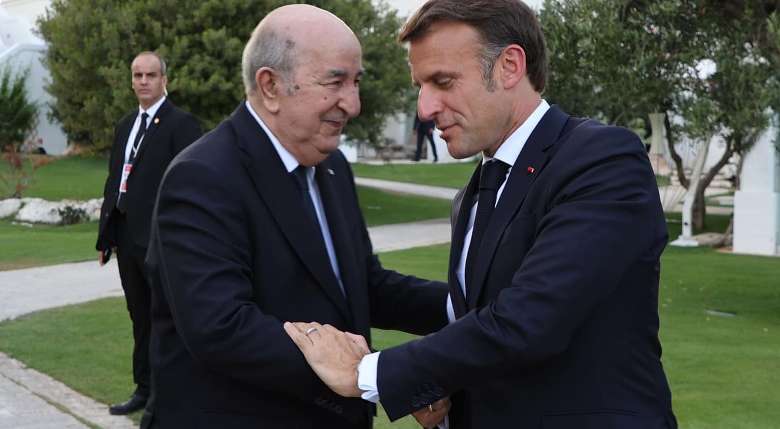  وكالة "ميناس" الاستشارية:  ماكرون ضغط حتى آخر لحظة لضمان دعوة تبّون لقمة السبع ليناقش معه قضية الصحراء وصعود اليمين المتطرف وتداعياته على العلاقة بين البلدين 