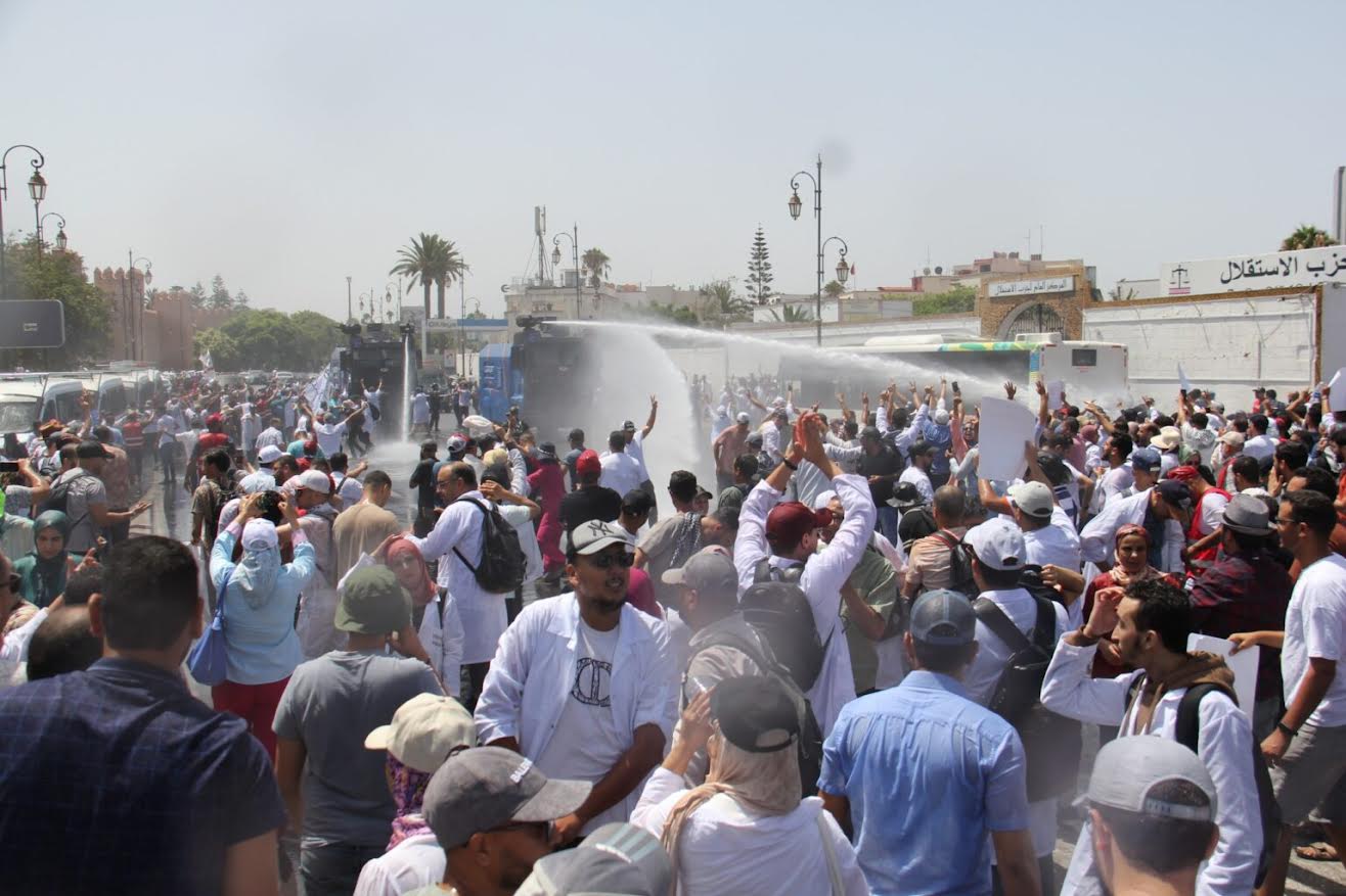  أخنوش يُعجل بالتواصل مع التنسيق النقابي للقطاع الصحي تفاديا لإضراب طويل قد يشل المستشفيات احتجاجا على قمع مسيرة الرباط 