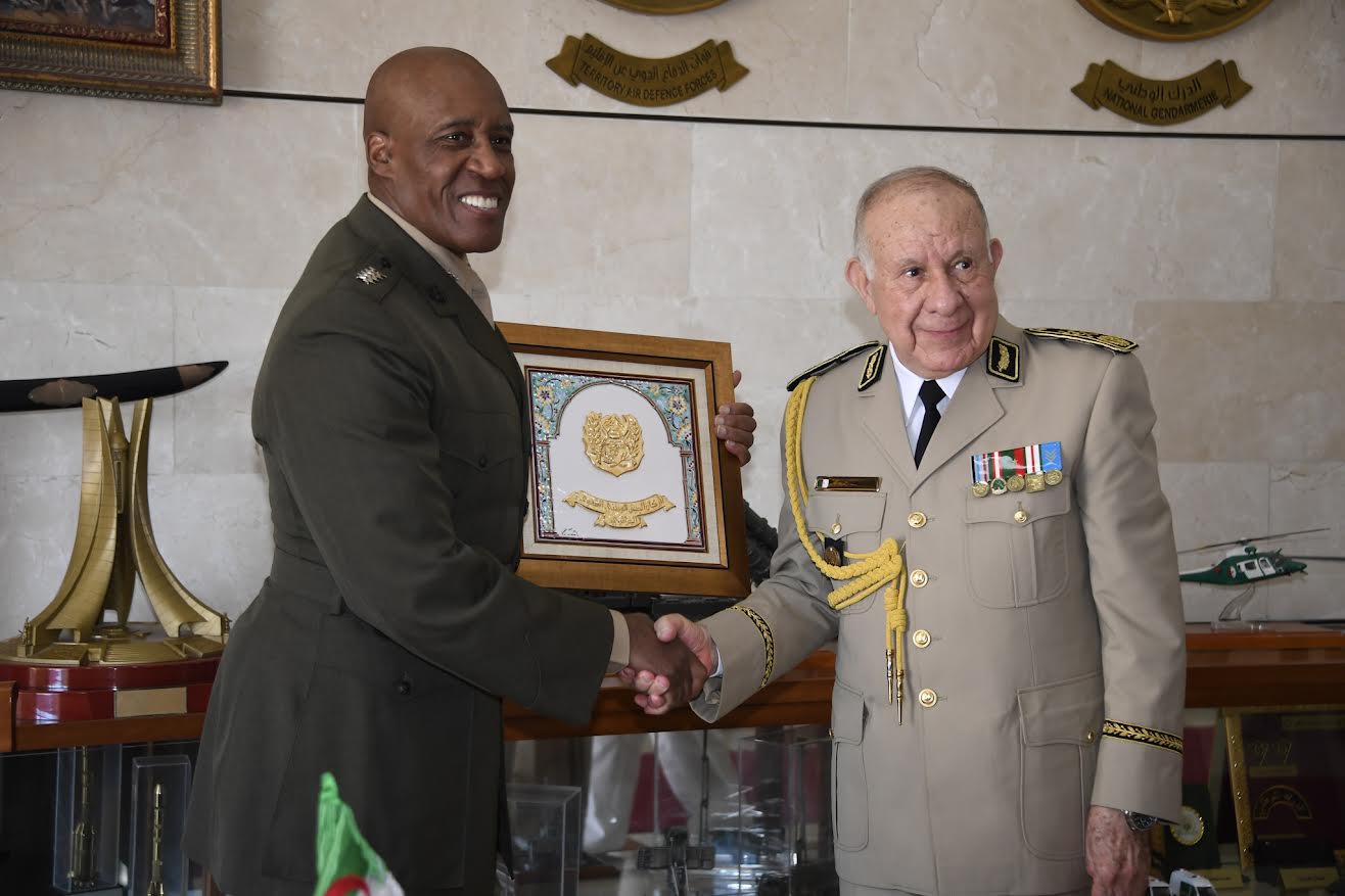 ساحل إنتليجنس: قائد "أفريكوم" نقل إلى تبون وشنقريحة تحذيرات واشنطن من دعم إيران لجبهة "البوليساريو"