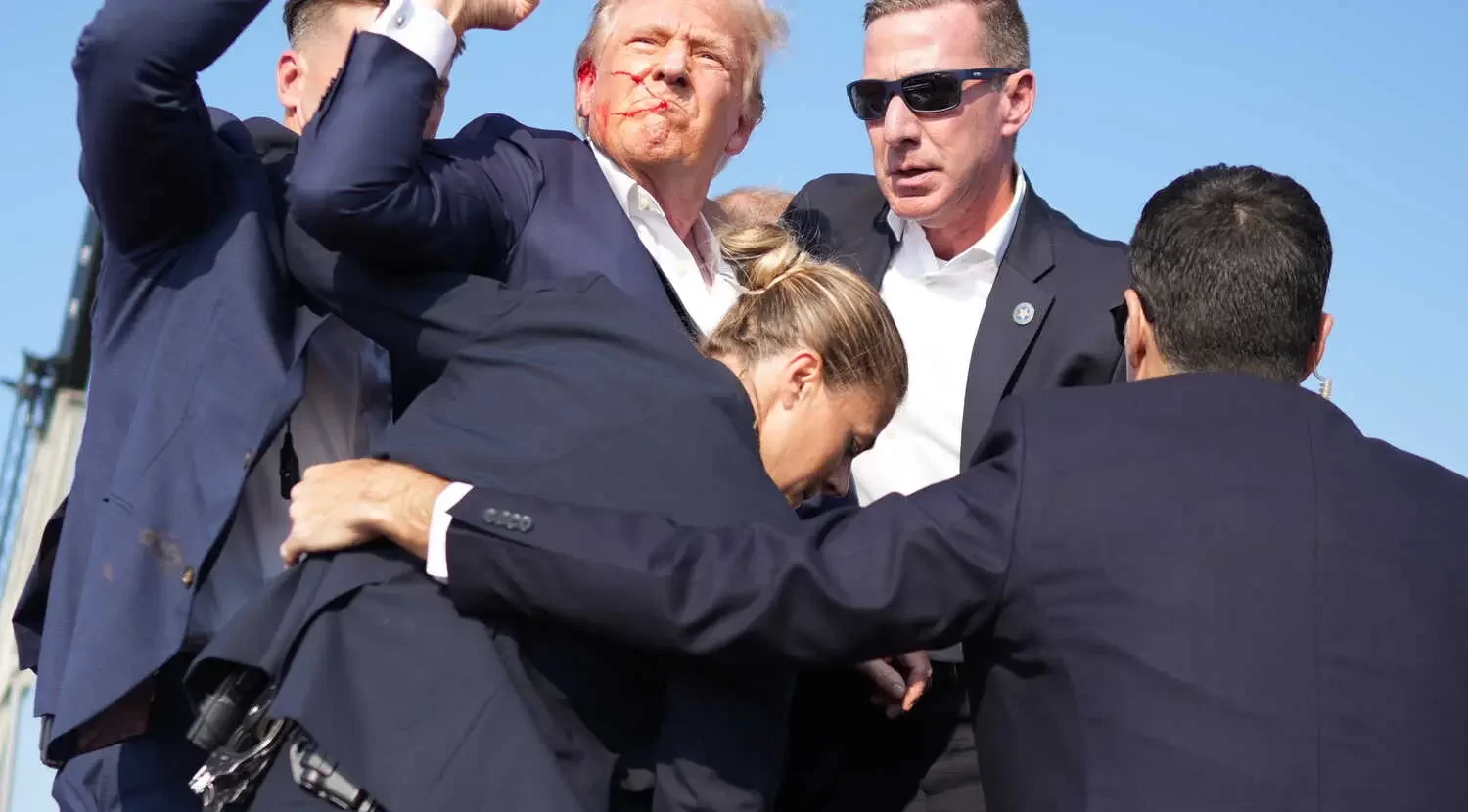  محاولة اغتيال الرئيس الأمريكي السابق دونالد ترامب وإصابته في الأذن ودماء على وجهه في إطلاق نار عليه أثناء تجمع انتخابي في بنسلفانيا 