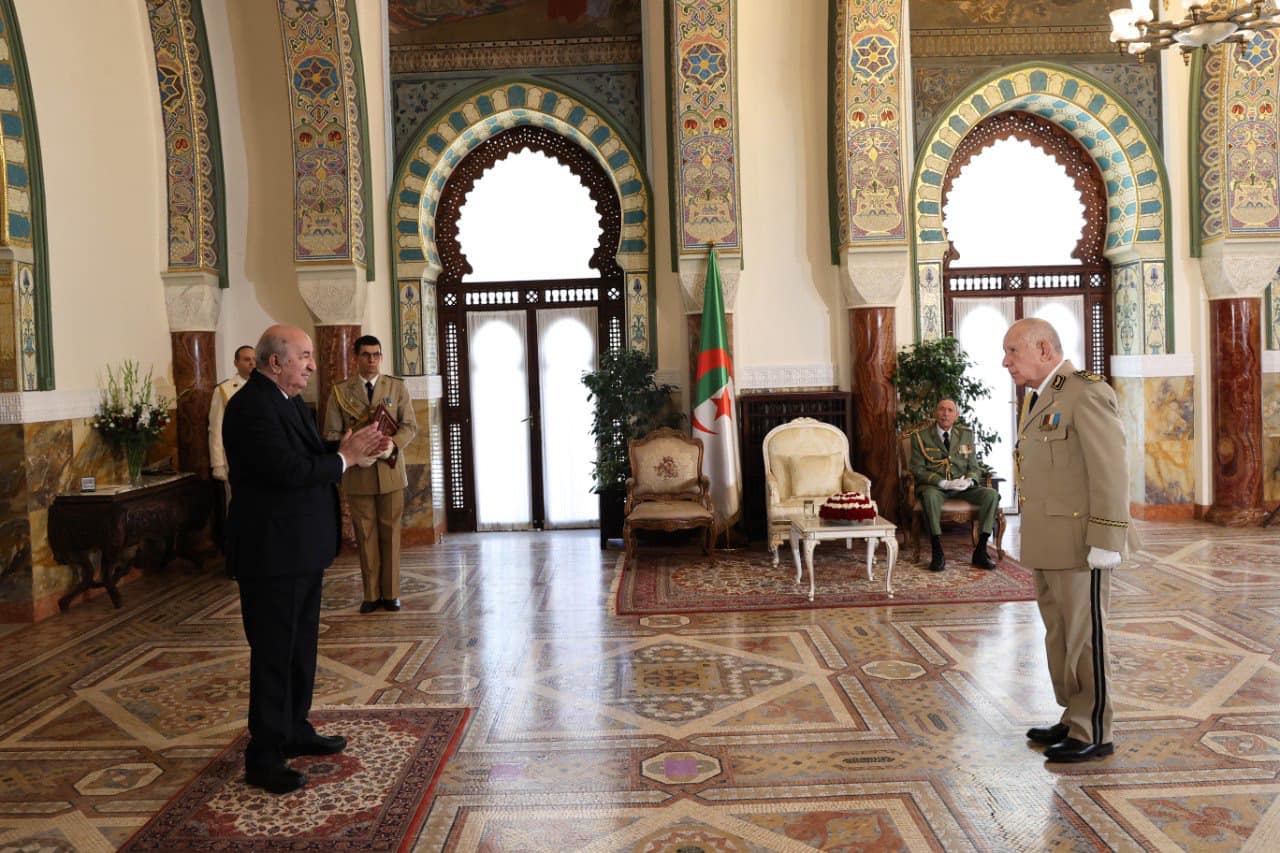 لنيل رضاه قبل الانتخابات.. تبون يُقلد شنقريحة وسام "الشجاعة" الذي يُمنح لمن "أظهروا شجاعة في قتال العدو أثناء الحرب"