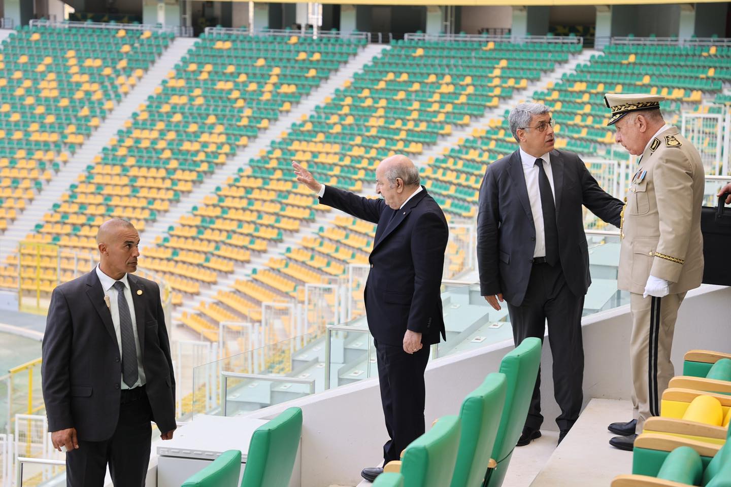  فرحات مهني لـ "الصحيفة": النظام الجزائري استعان بمواطنين "كومبارس" لاستقبال تبون وشنقريحة.. والسلطات اعتقلت العشرات من ساكنة "القبائل" عشية الزيارة 