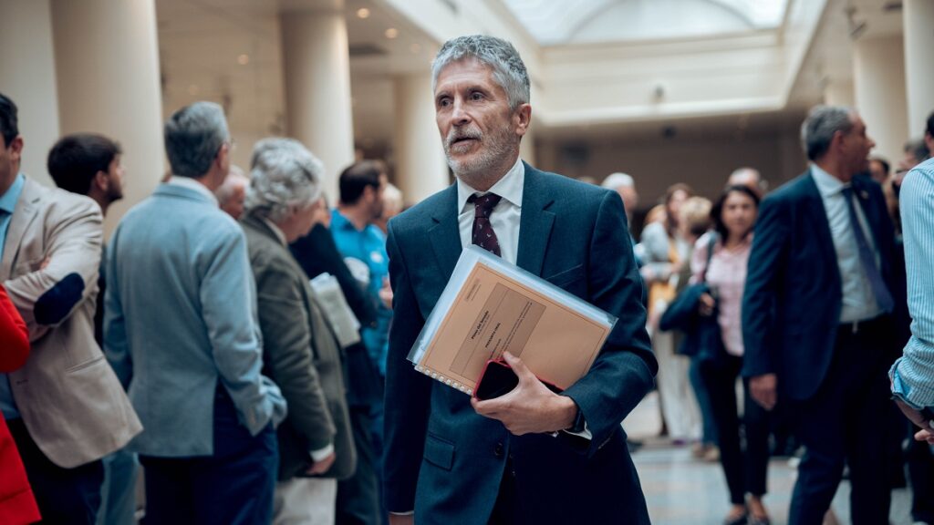 وزير الداخلية الإسباني ينتقد مطالب الحزب الشعبي باستخدام القوات المسلحة لمواجهة الهجرة