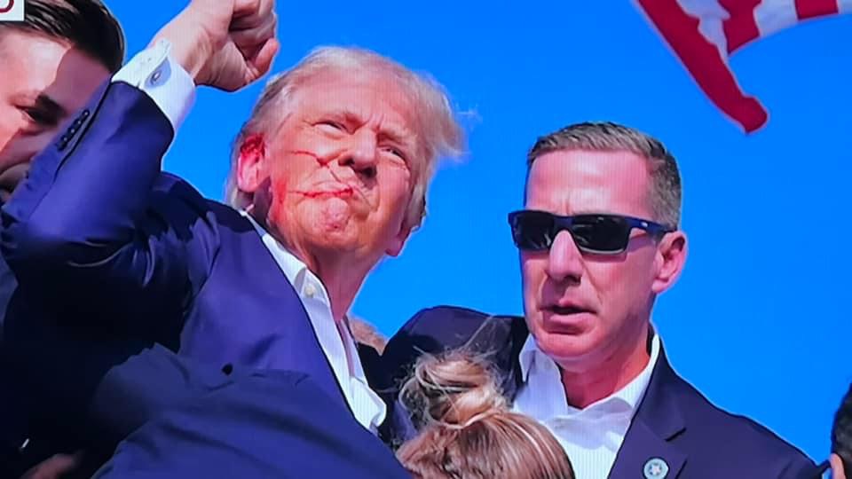 مقتل شخص وإصابة آخر في محاولة اغتيال الرئيس الأمريكي السابق دونالد ترامب في تجمع انتخابي